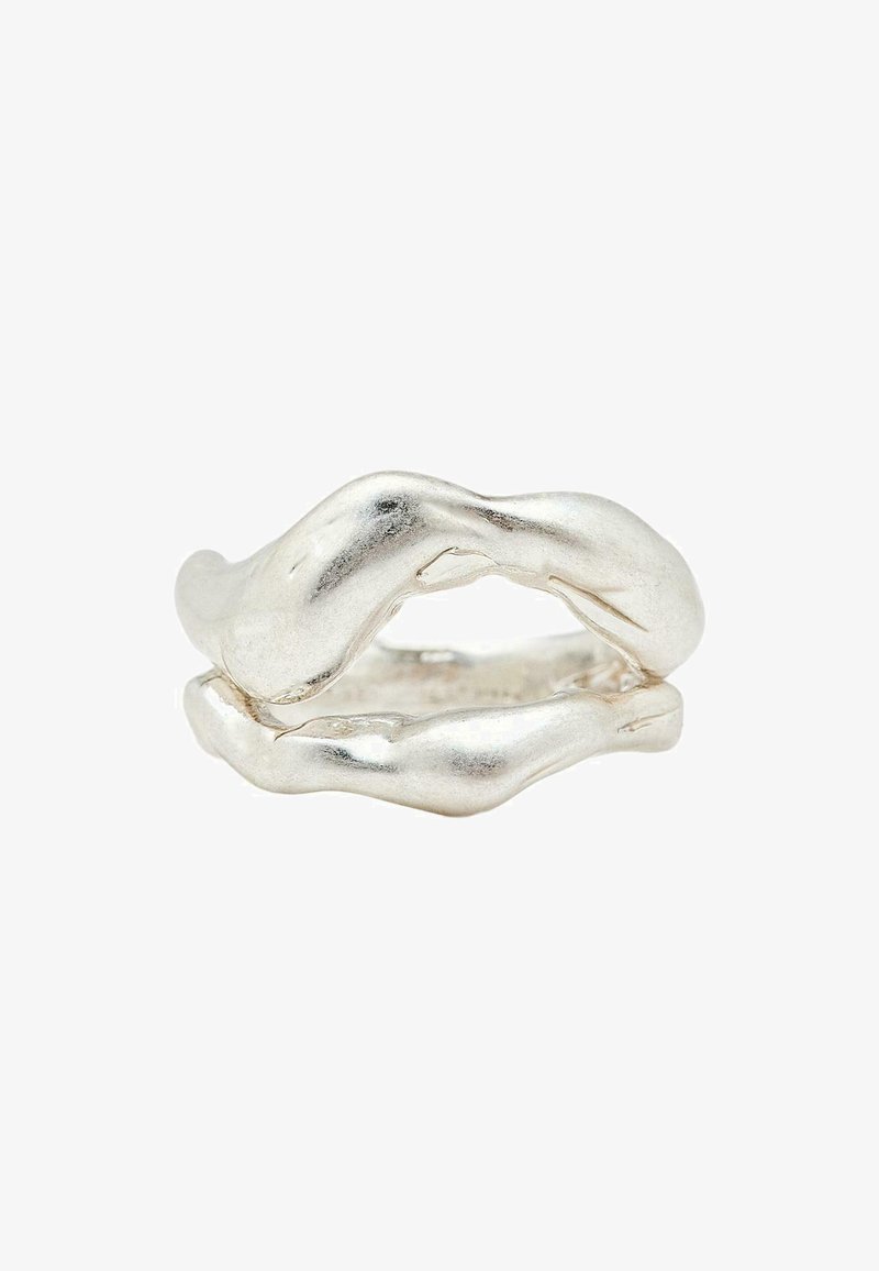 Zilveren gedraaide ring met een golvend ontwerp. Gladde textuur en spiegelafwerking, met twee in elkaar grijpende secties voor een doorlopend uiterlijk.