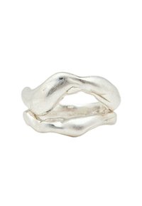 Anello in argento con design ondulato. Texture liscia e finitura riflettente, caratterizzato da due sezioni interconnesse per un aspetto continuo.