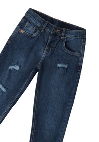 Jeans de mezclilla azul oscuro con corte recto, que presentan detalles rasgados en la parte delantera y un diseño clásico de cinco bolsillos. Cierre de botón metálico.