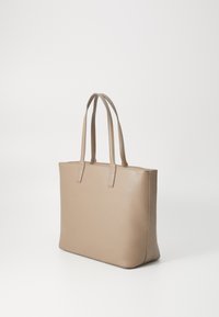 Sac fourre-tout en cuir beige avec deux poignées plates, de forme rectangulaire, finition texturée et surpiqûres renforcées le long des bords.