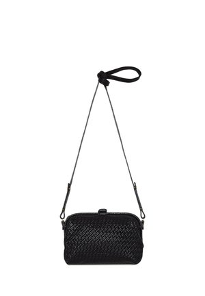 Borsa a tracolla in pelle intrecciata nera con forma rettangolare, tracolla regolabile e chiusura con gancio sulla parte superiore. Dettaglio sulla superficie texturizzata.