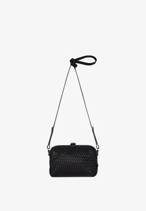 Bolso cruzado de cuero trenzado negro con forma rectangular, correa ajustable y un cierre de broche en la parte superior. Detalle de superficie texturizada.