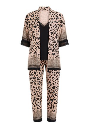 Zweiteiliges Leopardenmuster-Loungewear-Set mit kurzärmeliger offener Jacke und passenden Hosen, kombiniert mit einem schwarzen Spitzen-Camisole.