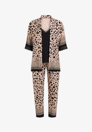 Zweiteiliges Leopardenmuster-Loungewear-Set mit kurzärmeliger offener Jacke und passenden Hosen, kombiniert mit einem schwarzen Spitzen-Camisole.