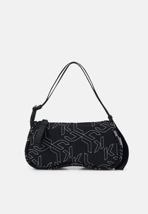Bolso negro de hombro con patrón abstracto blanco de logo, dos correas delgadas y una pequeña etiqueta en el lado izquierdo.