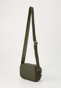 Borsa a tracolla rettangolare verde oliva con finitura texture, tracolla regolabile e dotata di accessori in argento, con chiusura a zip.