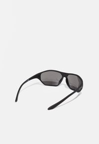 Schwarze Sonnenbrille mit einem schlanken, kantigen Design, dunklen Gläsern und dünnen, gebogenen Bügeln. Aus Kunststoff gefertigt, mit matter Oberfläche.