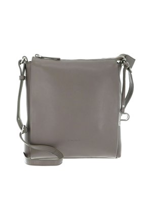 Sac en cuir gris porté croisé avec une finition lisse, fermeture éclair, bandoulière ajustable et logo de marque discret à l'avant.