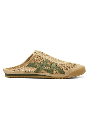 Slip-on sko med beige mesh-overdel, grønne sidelommer og gummisål, designet til åndbarhed og komfort.