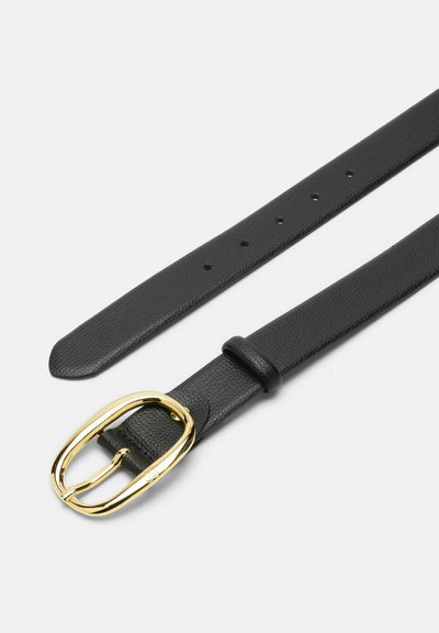 Zwarte leren riem met textuur en ovale, glanzende gouden metalen gesp met vijf verstelgaten op een witte achtergrond.