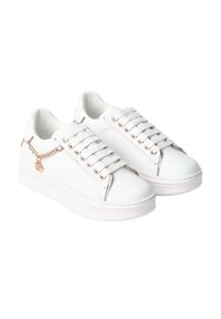 Sneaker bianche con design a lacci, dettagli in oro rosa, una catena, suole piatte e materiale sintetico liscio. Stile minimalista e moderno.