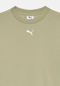 Olivenfärgad bomull T-shirt med rund halsringning och korta ärmar, med en vit Puma-logotyp centrerad på bröstet.