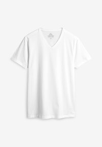 Tricou alb din bumbac, cu decolteu în V și mâneci scurte, având un design simplu și o croială clasică. Etichetele sunt vizibile în interiorul decolteului.