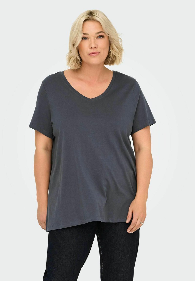 Donkergrijze V-hals T-shirt met korte mouwen, gemaakt van een zachte stof, met een ontspannen pasvorm en een gladdere textuur. Gepaarde met donkere spijkerbroek.