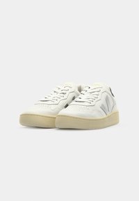 Sneakers bianchi in pelle con finitura testurizzata, dotati di accenti argentati, dettagli perforati e una suola in gomma di colore crema.