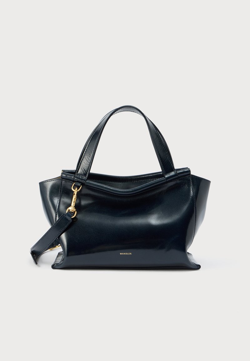 Τσάντα χειρός από σκούρο μπλε δέρμα με διπλές λαβές, αποσπώμενο ιμάντα ώμου και κομψό, γυαλιστερό φινίρισμα. Διαθέτει διακριτικό λογότυπο σε χρυσά γράμματα.