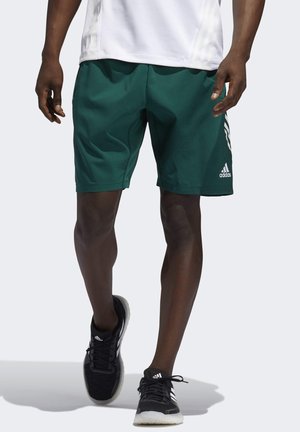 Shorts de sport verts en tissu léger, avec une taille élastique et le logo Adidas blanc ainsi que des bandes blanches sur les côtés.