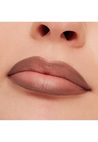 Matte huulipuna huulilla, jossa on värihäivytys vaaleasta nudesta syvään taupeen. Sileä koostumus ja hienovarainen kiilto sisemmällä huulella. Ei näkyviä virheitä.