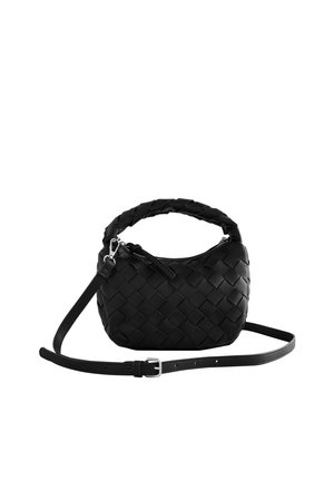 Sac à main noir tissé avec une forme structurée et arrondie. Il présente une poignée tressée, une texture lisse, une fermeture éclair et une bandoulière réglable.