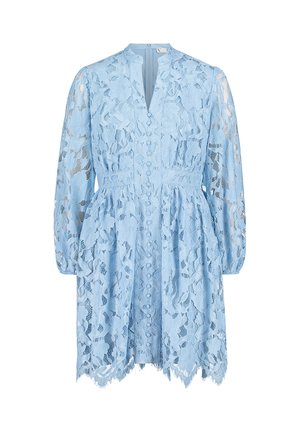 Robe en dentelle bleu clair avec manches longues, col en V et détails à boutons. Présente des motifs floraux et un ourlet à franges pour un contraste textural.