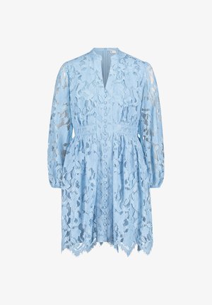 Robe en dentelle bleu clair avec manches longues, col en V et détails à boutons. Présente des motifs floraux et un ourlet à franges pour un contraste textural.