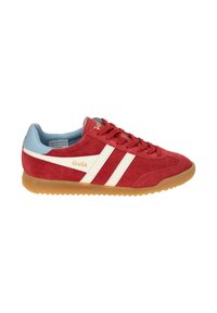 Zapatilla de ante rojo con rayas blancas, suela de goma y acentos azules. Cuenta con cierre de cordones y parte superior texturizada. Logo de Gola en el lateral.