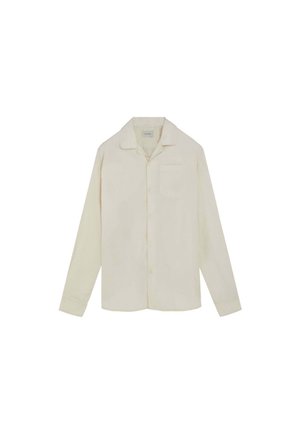 Camisa de manga larga color crema con botones, cuello puntiagudo y un bolsillo en el pecho, mostrada sobre fondo blanco liso.