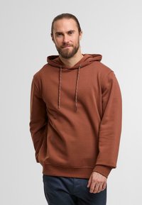 Brauner Kapuzenpullover mit lässiger Passform, Kordelzügen und gerippten Bündchen. Angenehme Textur, keine Muster oder Grafiken sichtbar.