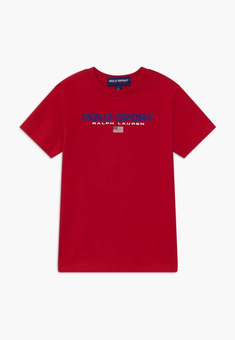 Červené bavlněné tričko s potiskem textu "POLO SPORT RALPH LAUREN" modrou a bílou barvou. Pod textem se nachází malá grafika americké vlajky.