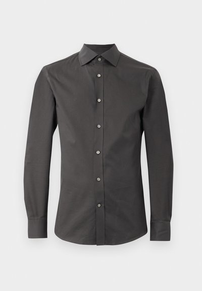 Mørkegrå langermet skjorte laget av glatt stoff med spiss krage, frontknapper og figursydd design. Ingen mønstre eller aksenter til stede.