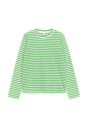 Długi rękaw w zielono-białe poziome paski z okrągłym dekoltem, rozłożony płasko na białym tle.