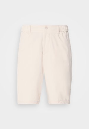 Pantaloni corti beige realizzati in tessuto leggero con chiusura a bottoni, vita elasticizzata, tasche laterali e un taglio fino al ginocchio.