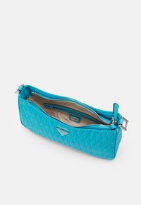 Borsa a tracolla in turchese trapuntata con forma rettangolare, dotata di chiusura a zip, accessori in argento e interno beige con una piccola tasca a soffietto.