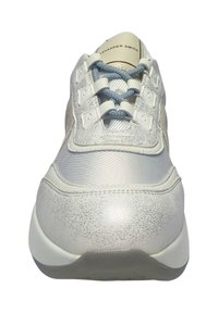 Silberner Sportschuh mit strukturiertem Obermaterial, glatten synthetischen Seiten und weißer Gummisohle. Er verfügt über blaue Schnürsenkel und rautenförmige Ösen.