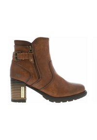 Botte cheville marron en cuir synthétique. Présente une fermeture éclair sur le côté, un détail de boucle et un talon empilé avec des lignes horizontales.