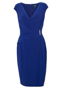 Kungligt blå klänning med V-ringning, korta ärmar, draperad frontdesign och silveraccent vid midjan. Mjuk, slät tygetextur.
