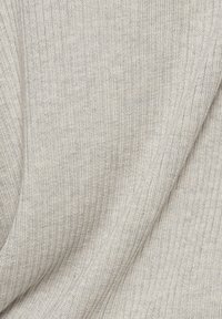 Lichtgrijs gebreid stof met een geribbelde textuur, die zachte, subtiele variaties en een soepele draping vertoont. Geschikt voor casual kleding.