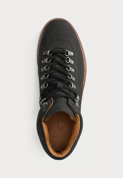 Must värvi nahast matkasaapad mustade nööpide, metallist silmade, beeži sisetugedega kraega ja väljast graveeritud Polo Ralph Lauren logo.