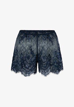 Navyblauwe kanten shorts met een geschulpte zoom, voorzien van ingewikkelde bloem- en geometrische patronen, een elastische tailleband en een doorschijnende textuur.