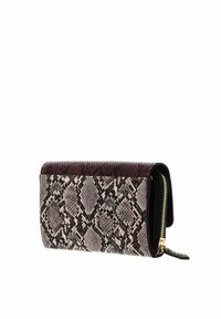 Portefeuille rectangulaire avec motif peau de serpent en gris, noir et bordeaux, doté d'une fermeture éclair dorée sur le côté.
