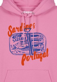 Roze hoodie met een grafische print van een sardineblikje met het label "Sardines Portugal" in blauw en oranje, met visillustraties en tekst.