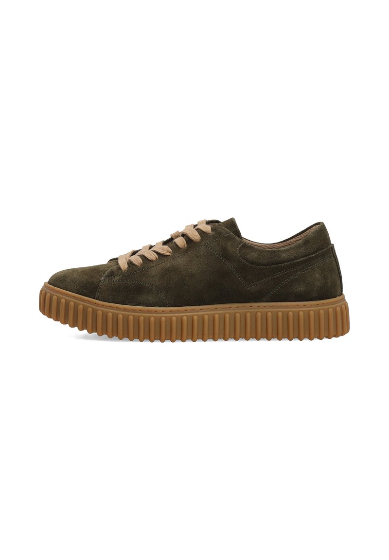Olivenfarbene Wildleder-Sneaker mit runder Zehenpartie, beigen Schnürsenkeln und einer strukturierten Gummisohle. Die Merkmale umfassen ein niedriges Profil und einen gepolsterten Kragen.