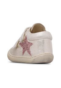 Zapatilla metálica rosa en forma de estrella para niños con suela beige, correa de velcro y suave interior texturizado, vista desde un ángulo trasero izquierdo.