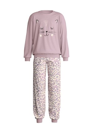 Zacht roze top met lange mouwen met een ontwerp van een kattengezicht met gesloten ogen, gecombineerd met losse broek met creme- en roze luipaardprint en elastische boorden.