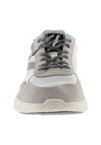 Zapatilla ligera con puntera de ante gris, cuerpo de malla blanca y cordones grises. Presenta una suela de goma texturizada y franjas de acento grises.