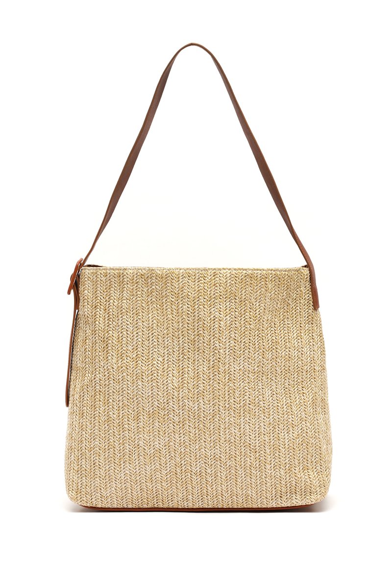 Hobo-Tasche aus strukturiertem beige Stroh mit einem gewebten Fischgrätmuster; ausgestattet mit einem braunen Lederschulterriemen und einem Reißverschluss.