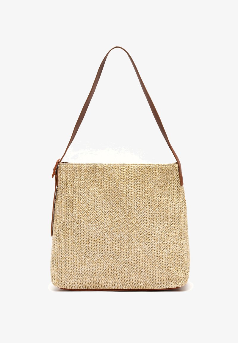 Hobo-Tasche aus strukturiertem beige Stroh mit einem gewebten Fischgrätmuster; ausgestattet mit einem braunen Lederschulterriemen und einem Reißverschluss.