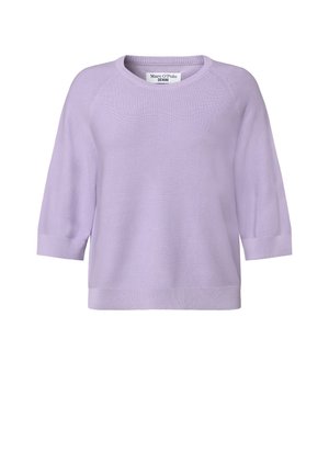 Hellvioletter, kurzärmeliger Strickpullover mit Rundhalsausschnitt sowie gerippten Bündchen an Ärmeln und Saum, flach ausgelegt mit Markenetikett im Krageninneren.