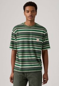 Camiseta de manga corta a rayas en verde, blanco y gris, con un bolsillo en el pecho y un cuello redondo. Tejido suave con un corte relajado.