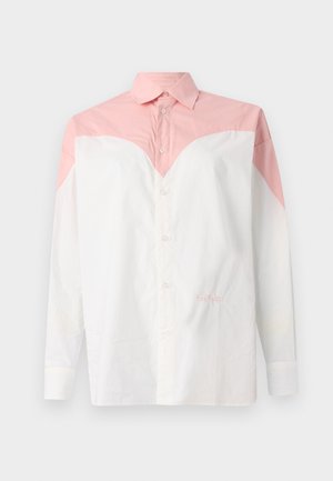 Valge särk roosa gradientiga õlavarreosa, pikkade varrukatega, nööpidega ees, pehmest puuvillaste materjalist, alumisel küljel väike tikanditekst.